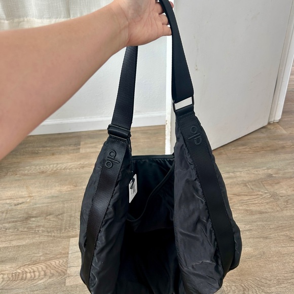NEW Alo Yoga Om The Go Gym Sling Bag. - Picture 2 of 7